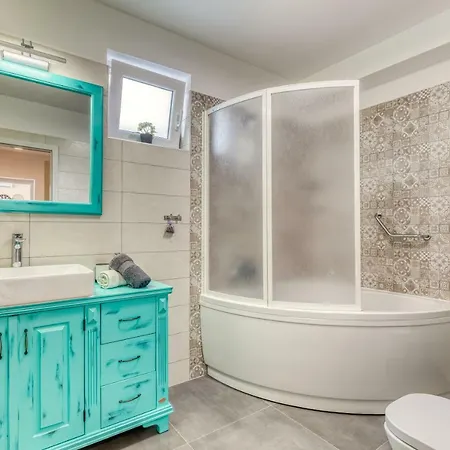 Villa Leta: Luxurious 5-star Oasis With Fitness And Heated Pool *